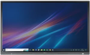 Büyük bir interaktif ekran, renkli, çizgili soyut bir arka plana ve altta görev çubuğu simgelerine sahip bir Windows masaüstünü gösterir. Tarih ve saat sağ alt köşede görülebilir.