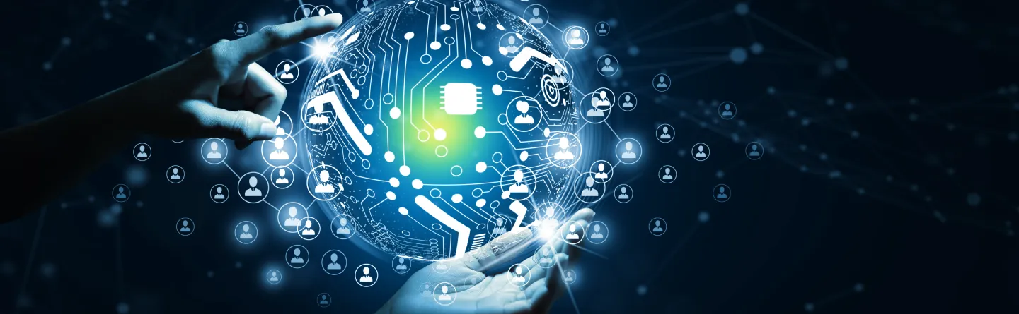 İki el, yapay zekâ, inovasyon ve küresel dijital ağ kavramlarını temsil eden devre desenleri, insan simgeleri ve teknoloji sembolleri gösteren parlayan bir dijital küreyi tutuyor ve onunla etkileşime giriyor.