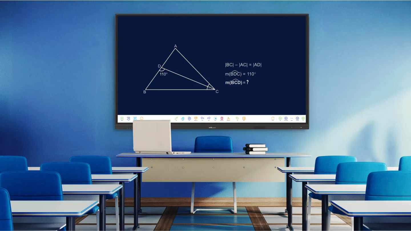 Beyaz bir sıraya bakan mavi sandalyeleri ve sıraları olan bir sınıf. Duvardaki ekranda A, B, C, D şeklinde etiketlenmiş bir üçgen, açılar ve denklemler gösterilmekte ve BCD açısının ölçüsü sorulmaktadır.