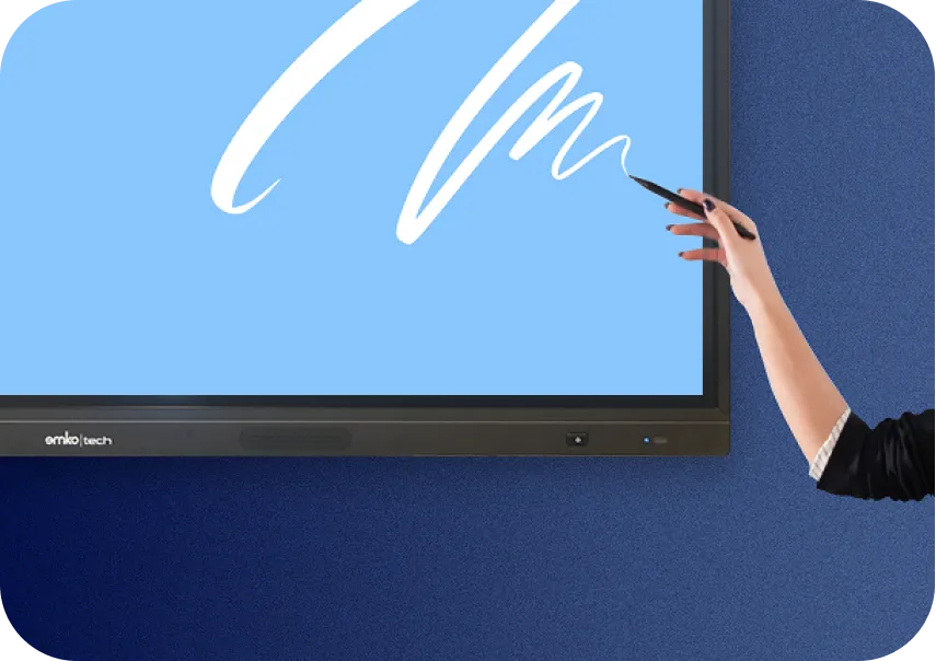 Bir kişi mavi arka plana sahip büyük bir dijital dokunmatik ekrana beyaz dalgalı bir çizgi yazmak için bir kalem kullanıyor. Sadece el ve kolun bir kısmı görünmektedir.